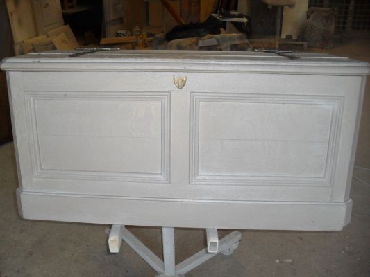 Décapage et finition d'un coffre en pin massif à Velaux